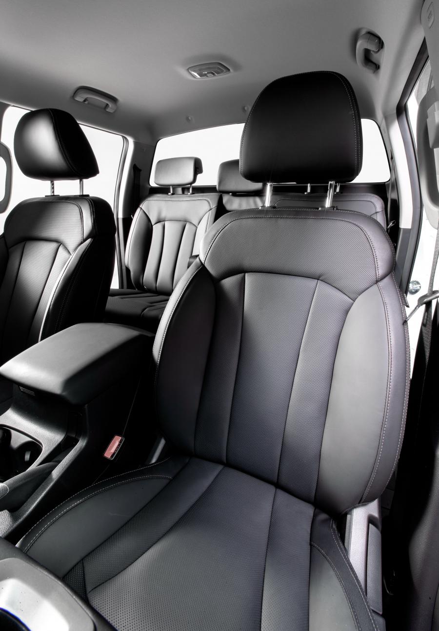 Интерьер SsangYong Musso 2018 года  (WW) (фото 3 из 34)
